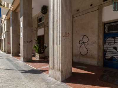 ...� contraddistinto da un atrio a portico con tre massicce colonne